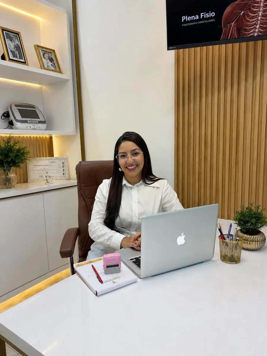 Dra. Randra Karoline atendendo em seu consultório